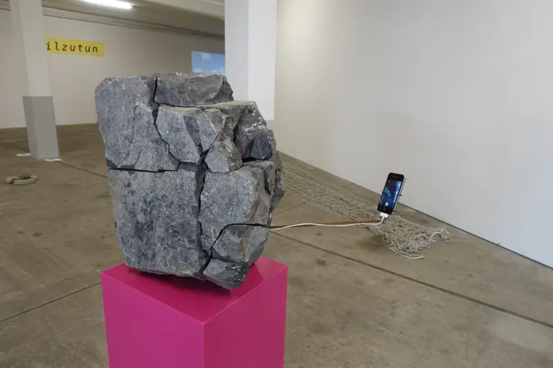 Selfiestone - broken identity